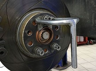 7. К шпилькам ступицы прикрепляется специальный двигатель. Его задачей будет вращение механизма.