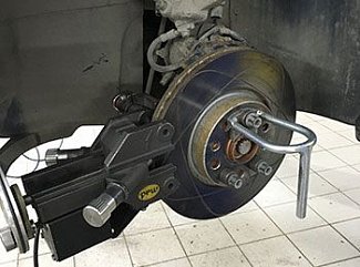 8. К суппорту присоединяется специальная рама с работающими на ней резцами.