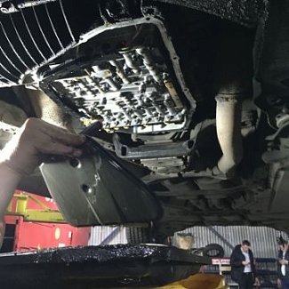 6. После процедуры промывки меняется масляный фильтр АКПП, с мойкой и чисткой поддона, и проливом свежего масла через гидроплиту.